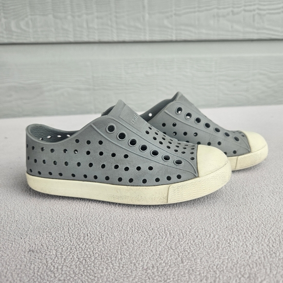 Native Jefferson Toddler SZ C9 Grey White Slip-On Water Shoes Unisex - Picture 1 of 12